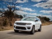 Jeep Grand Cherokee 4xe. Uno de los SUV medianos favoritos de América alza la bandera verde medioambiental.