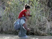 El gobernador de Texas señala que la deportación masiva de Trump empezará con «criminales»