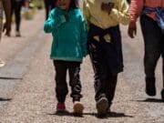 VIDEO: Niña de 2 años cruza sola la frontera de México-EU; busca a sus padres con nota