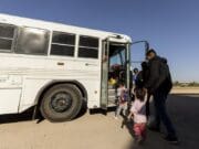 Votantes de Arizona aprueban una severa ley que criminaliza a migrantes