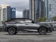 2025 Lexus RZ. No van lejos los de adelante si los chinos vienen detrás.