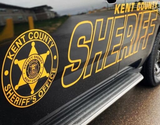 Conductor muere tras impactarse contra árbol y quedar envuelto en llamas