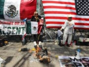 Activistas queman piñata con la figura de Trump frente a embajada de USA en México