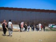 ¡Desgarrador! “Coyote” abandona a familia migrante en frontera de Tecate
