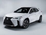 ¿Quiere alargar las visitas a la gasolinera? El 2025 Lexus UX 300 híbrido es el SUV de lujo con menor consumo de combustible.
