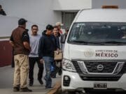 Mexicanos deportados denuncian que el Gobierno de Trump los maltrató y mantuvo esposados