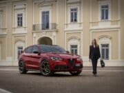 2025 Alfa Romeo Stelvio. Apuesto y dinámico pero anémico en tecnología y lujo.