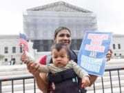 La orden de Trump contra la ciudadanía por nacimiento afectaría a 255.000 bebés al año