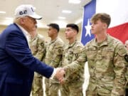 Trump visita Texas tras las inundaciones y rechaza las críticas al sistema de alarmas