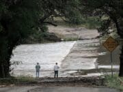Más lluvias y alertas frenan las labores de búsqueda de personas por inundaciones en Texas