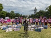 Baúles de campamento piden justicia frente a la Casa Blanca por las niñas muertas en Texas