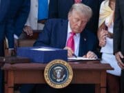 Trump firma una declaración de emergencia para responder a las inundaciones en Texas