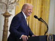 Un tribunal rechaza intento de Trump de eliminar la ciudadanía por nacimiento