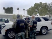 Acusan a dos trabajadores de la salud por interferir en arresto migratorio en California