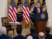 Un 56 % de estadounidenses desaprueba la gestión migratoria de Trump, según encuesta