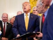 Trump pierde apoyo de votantes sobre su manejo de la inmigración con solo 40 % a su favor