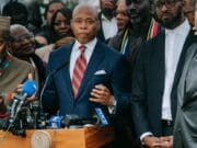 Al menos cuatro muertos, incluido un policía, en tiroteo en Nueva York, confirma alcalde