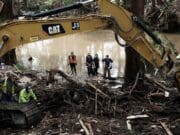 Más de 100 muertos en Texas por inundaciones mientras la comunidad se une en la búsqueda