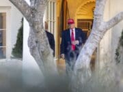 Demandan a la administración Trump por retirar el derecho a fianza a inmigrantes