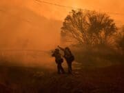 Dos incendios forestales avanzan en California aunque Los Ángeles retira orden de evacuar