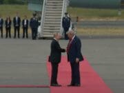Trump recibe a Putin con alfombra roja en la base militar de Alaska para cumbre bilateral