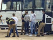 Jueza federal de EEUU bloquea deportaciones rápidas de migrantes por violar debido proceso