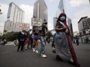 Familiares de desaparecidos tapizan de fichas de búsqueda una glorieta en Ciudad de México