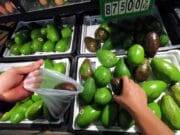 La policía busca a más víctimas de fraude en inversiones de aguacates en California
