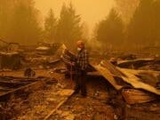 Un ola de incendios amenaza miles de hogares en la costa oeste de EE.UU.
