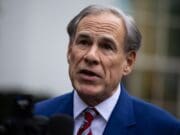 Texas busca suspender la licencia de más de 100 profesores por comentarios sobre Kirk