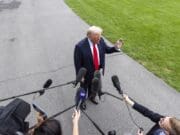 Trump le dice «cállate» a un periodista australiano que le pregunta sobre sus negocios