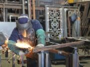 Trabajadores hispanos en EEUU siguen teniendo los menores ingresos pese a alza del 4,9 %