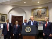 Administración Trump aprueba un medicamento como tratamiento para niños autistas