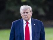 Trump afirma que empresas extranjeras pueden traer a sus empleados a EEUU por «un tiempo»