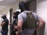El DHS ignorará ley californiana que prohíbe a agentes migratorios usar máscaras