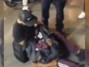 Video: Mujer da a luz en la calle y abandona a la bebé; recién nacida se encuentra grave