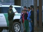 Juez impide a EEUU detener a menores no acompañados una vez que cumplen 18 años