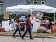 Residentes de Chicago confrontan a agentes federales de EEUU tras una persecución y choque