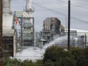 Incendio afecta a una planta petrolera de Chevron en Los Ángeles