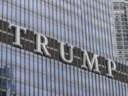 Miles de personas protestan ante edificio Trump en Chicago por envío de Guardia Nacional
