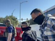 Bajo la sombra de ICE, las cortes migratorias en Texas empujan la ayuda a las aceras