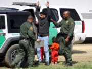 Jueza veta el uso de la fuerza de agentes migratorios contra manifestantes en Chicago