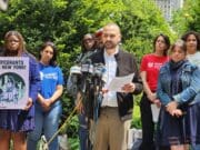 ICE realiza redada en Nueva York y apunta con armas a una mujer y sus hijos, según medios