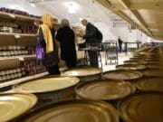 Silencio y largas filas en bancos de comida de EEUU ante incertidumbre del programa SNAP