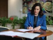 Whitmer firma proyectos de ley bipartidistas para aumentar la transparencia gubernamental y proteger el dinero de los contribuyentes en los presupuestos estatales