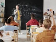 Distritos escolares cuestionan condición estatal que vincula fondos y renuncias legales