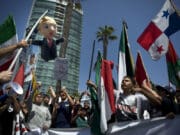 El 80% de los latinos desaprueba a Trump y el 71% dice que se ha excedido en deportaciones