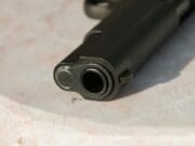 Hombre queda en estado crítico tras ataque armado desde un vehículo en Flint