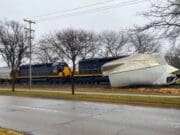 Choque entre tren y camión de carga pesada paraliza el tráfico en Portage