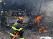 Voraz incendio reduce a cenizas más de diez vehículos en complejo habitacional de Michigan